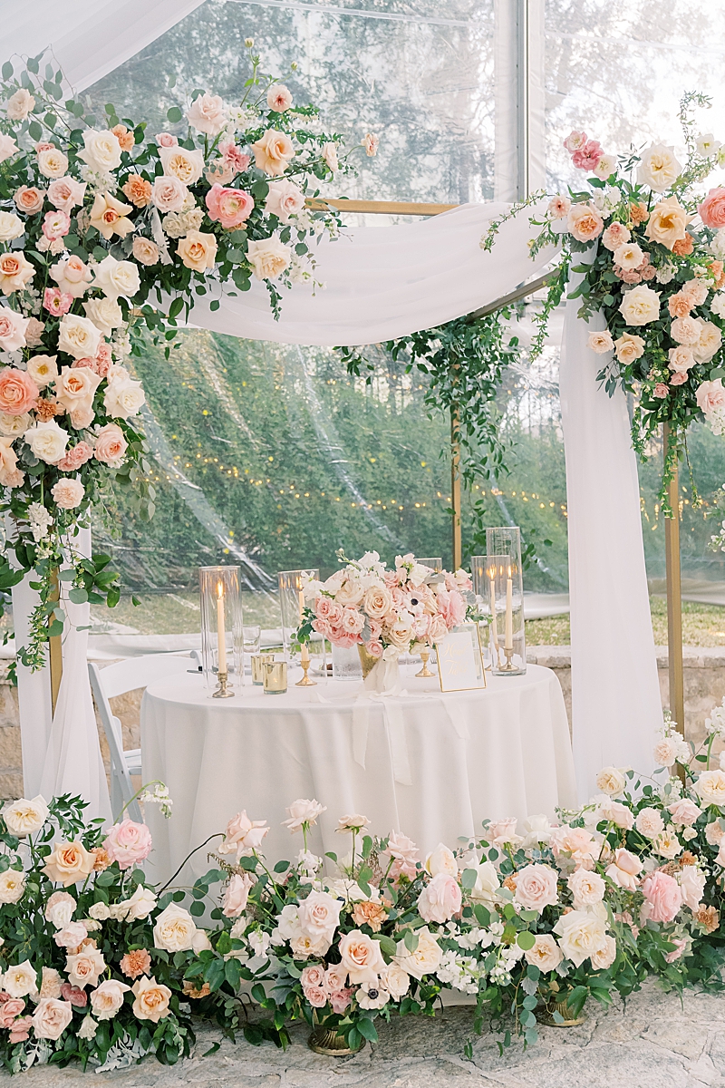 tables setting with bouquet with white roses