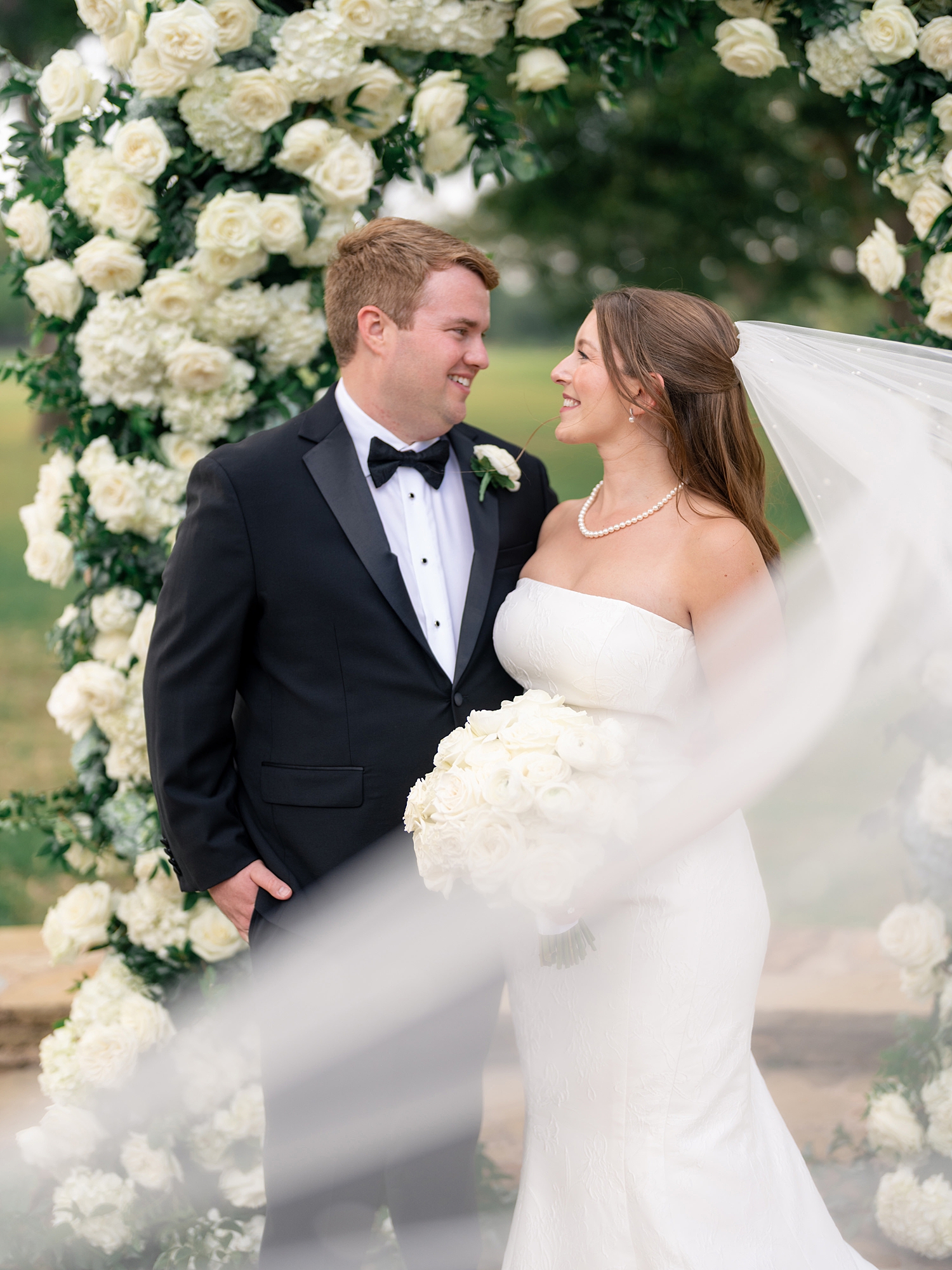 elegant bride and groom portrait at Escondido Golf Club, Austin wedding photography by Paige Vaughn Photo
