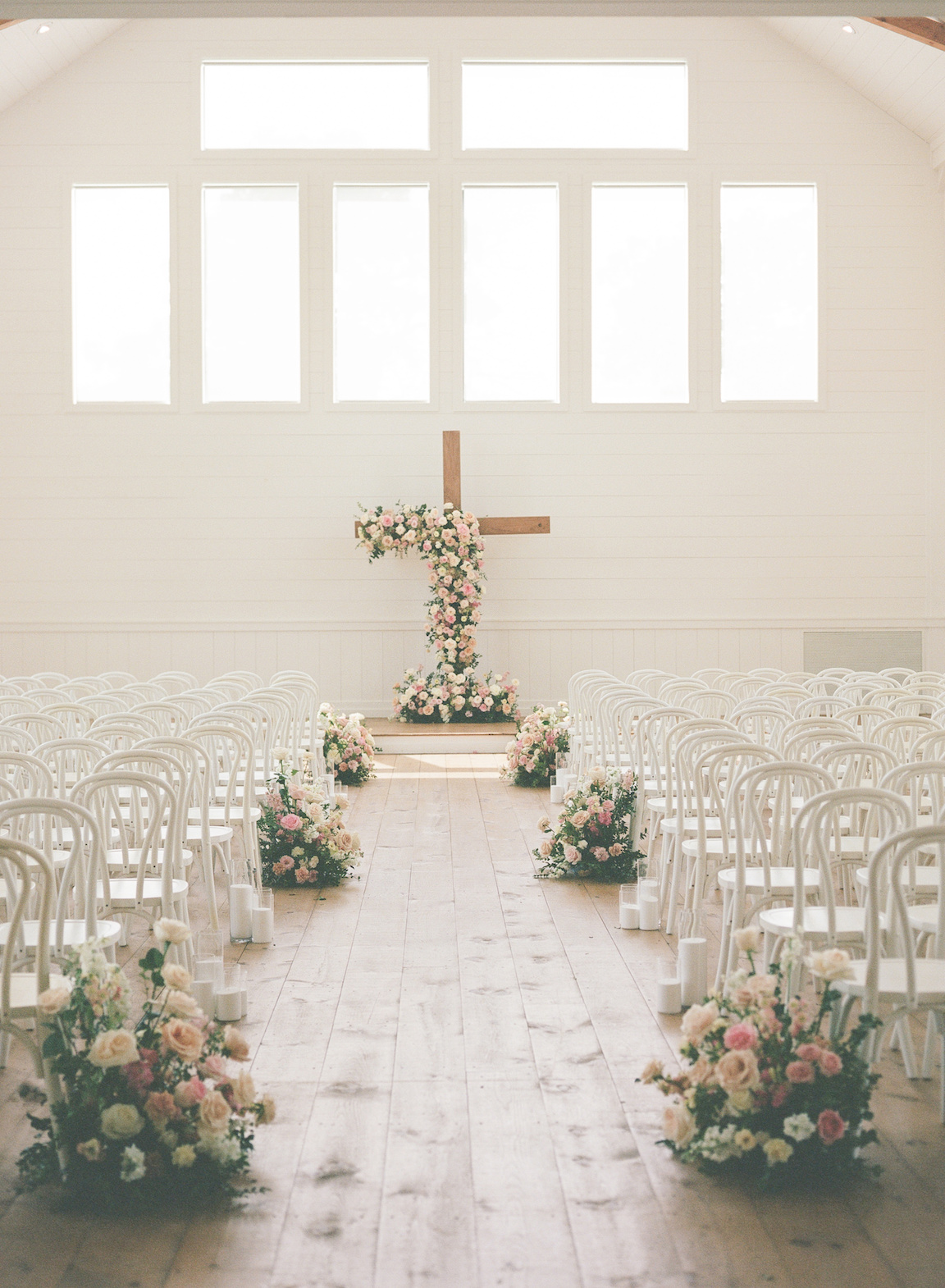 Arrowhead Hill Wedding ceremony with lush florals