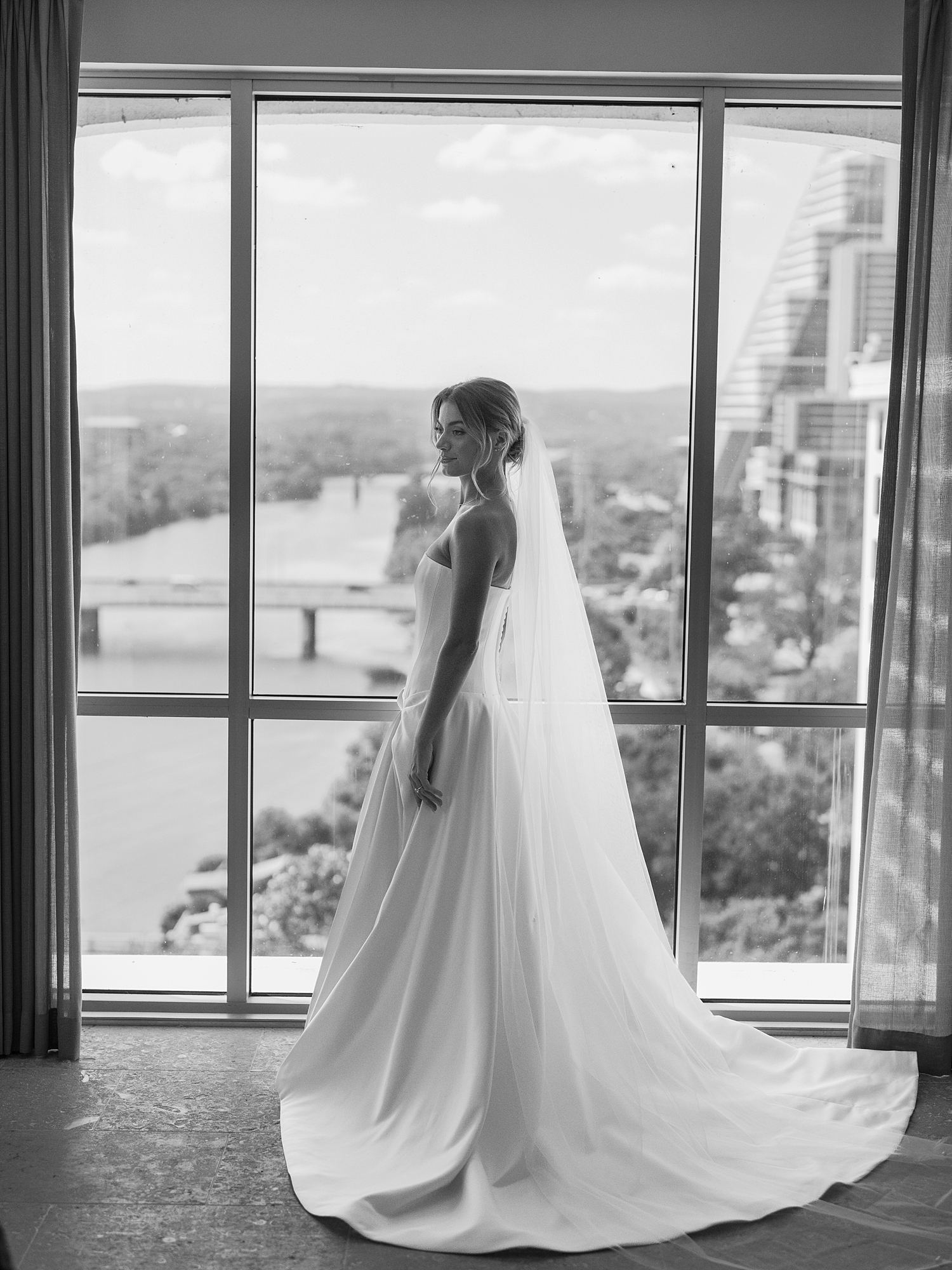 wedding portraits at Laguna Gloria Austin